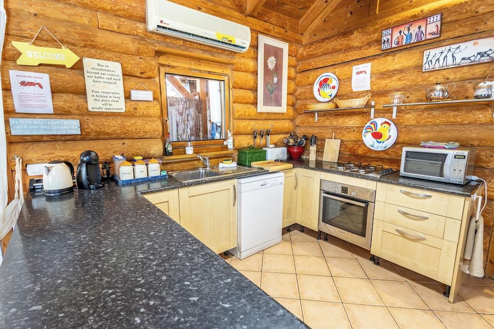 Luxurious Private Cabin Pool Hottub & Fireplace