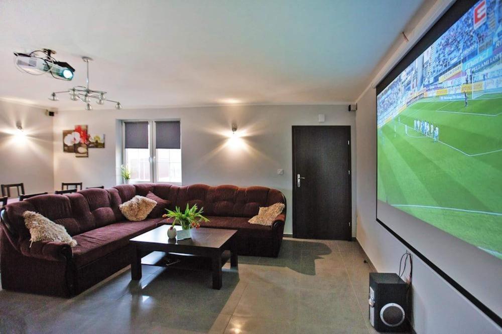 Comfortable Ground Floor Apartment, Summer Pool