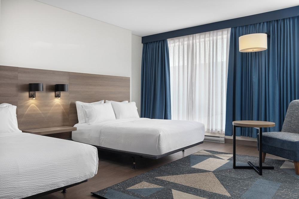 Holiday Inn Express Montreal Airport - St-Laurent by IHG