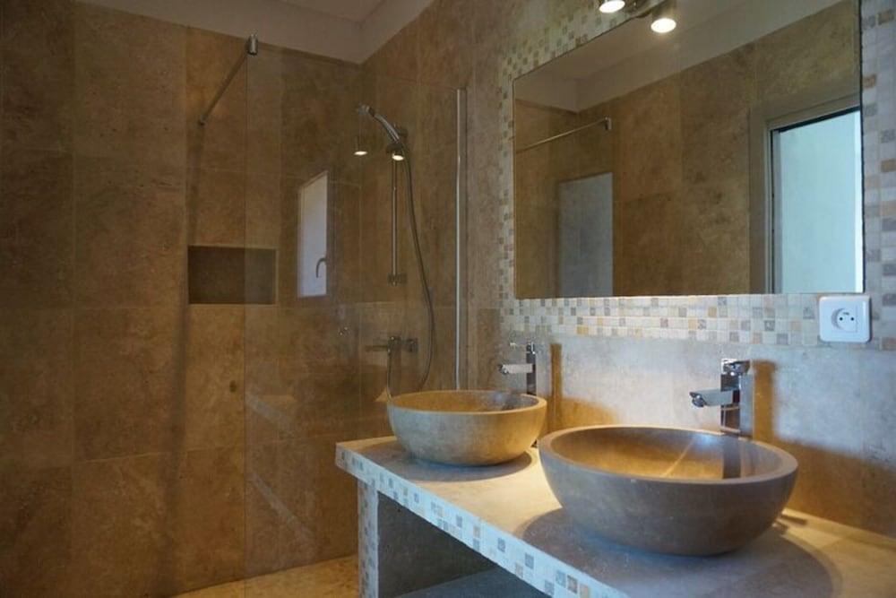 Villa in Solenzara With Pool & Sea View