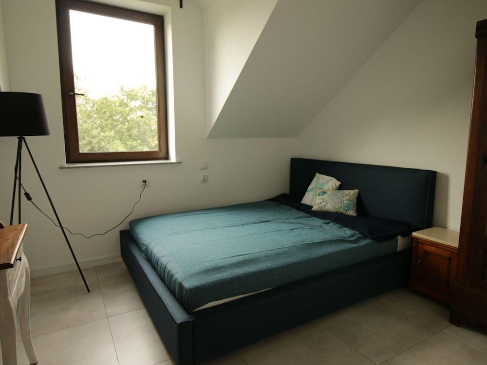 Residence in Zastan With Lake Access