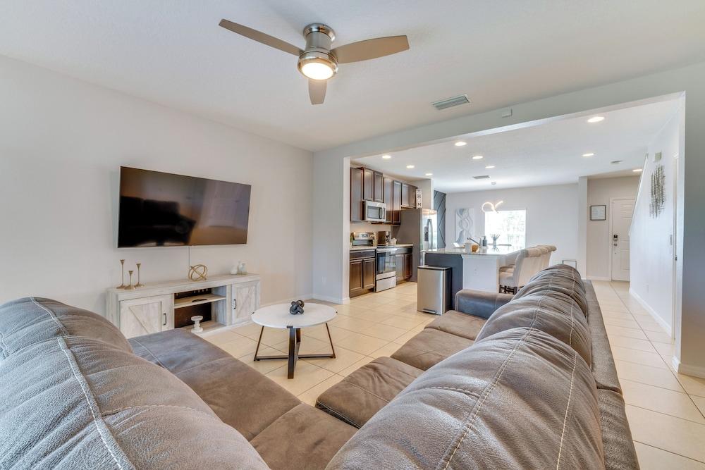 12 Mi to Disney Parks: Townhome w/ Pool Access!