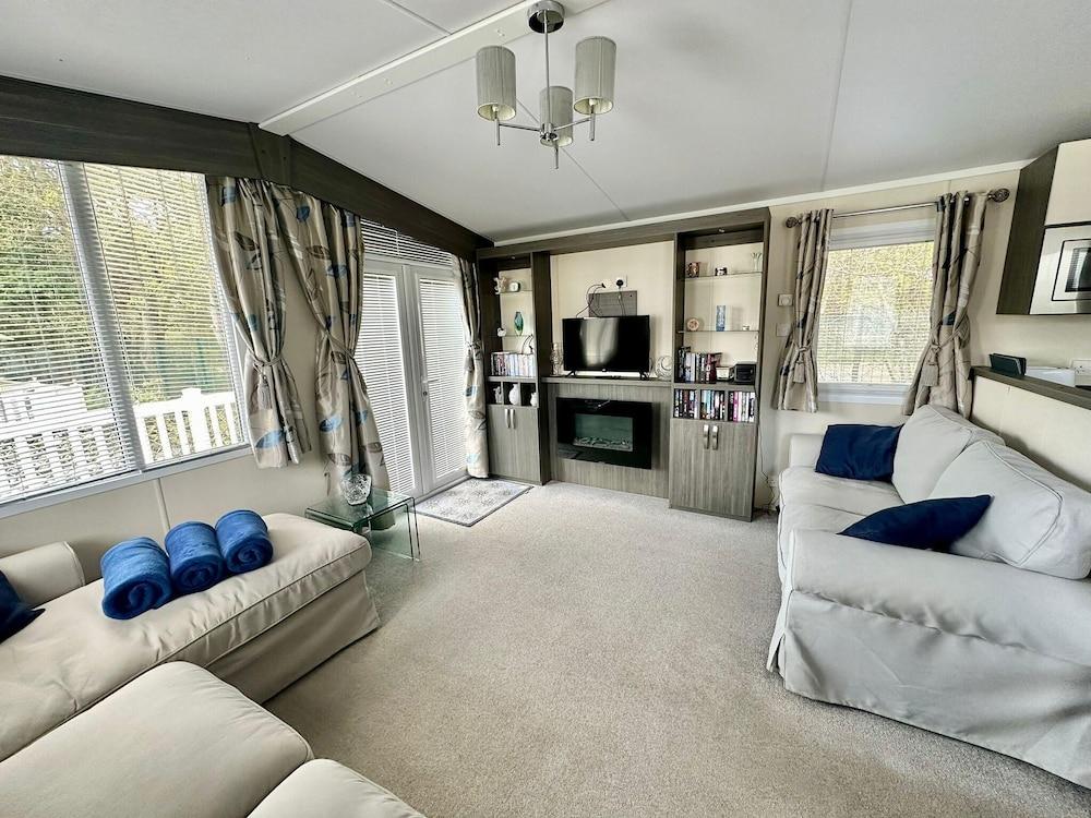 Caravan - Sleeps 4 - Pool - Pet Friendly