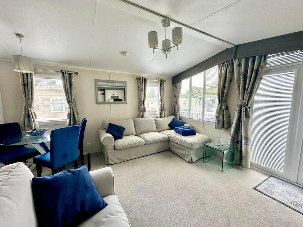 Caravan - Sleeps 4 - Pool - Pet Friendly