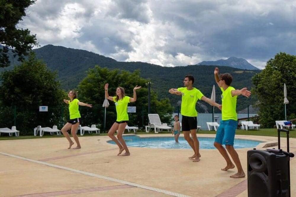 Chorges Lakeside Stay With a Fireplace