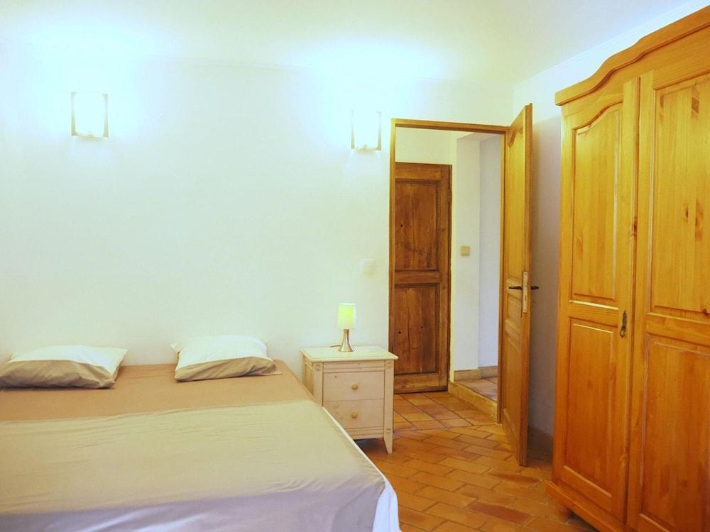 Nice Holiday Home With Private Pool in the Luberon Park, Grambois