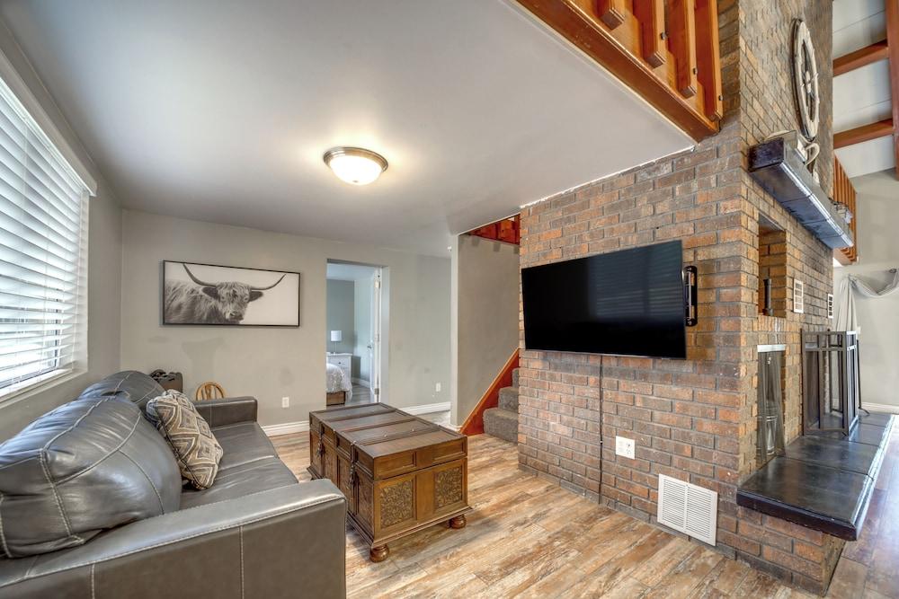 Fire Pit & Grill: Spacious 'forest Lakes Chalet'