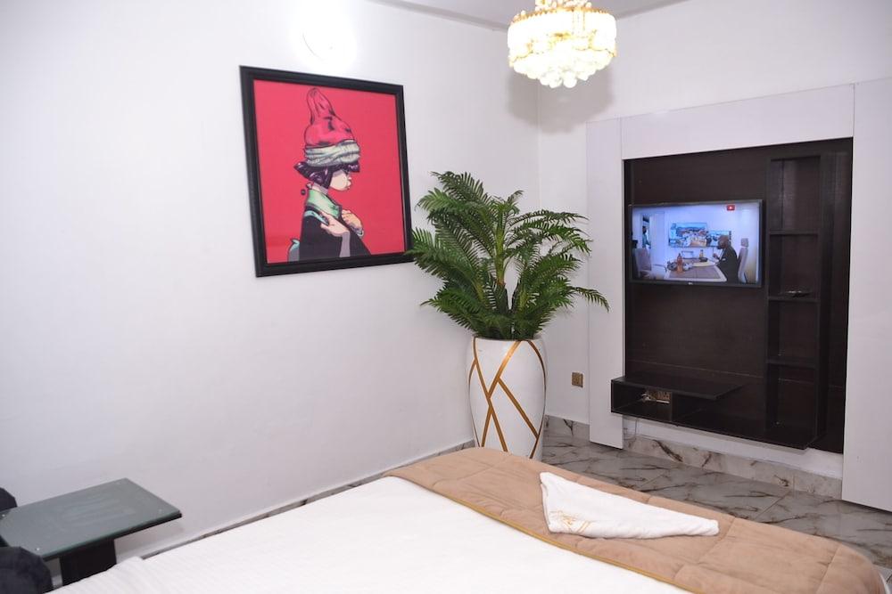 Luxury Hotel Deluxe Room - Sleeps 2 - Gym - Pool