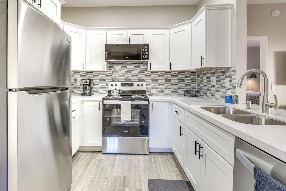 Sunny San Diego Condo w/ Pool Access Near Wineries