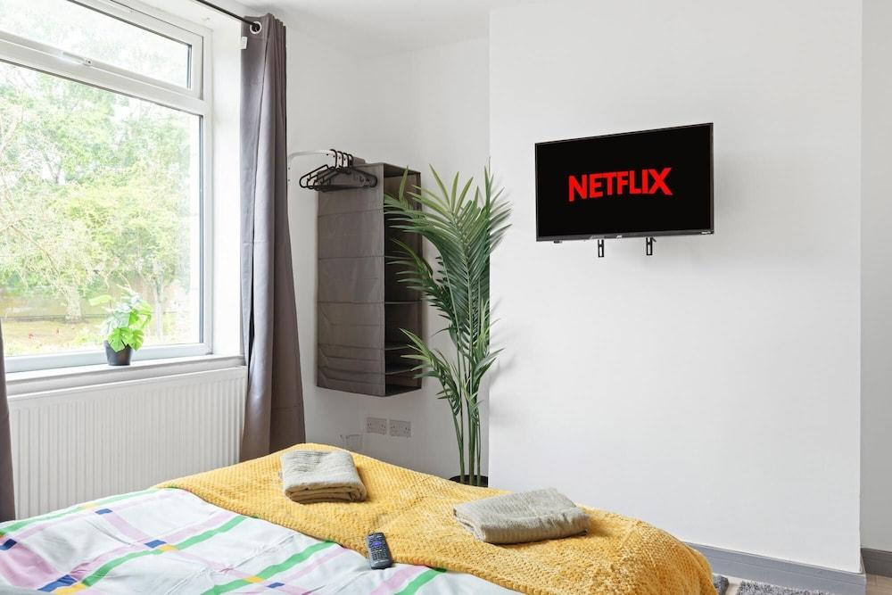 3br-sleeps8-parking-wifi-closestation