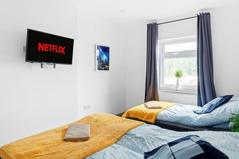 3br-sleeps8-parking-wifi-closestation