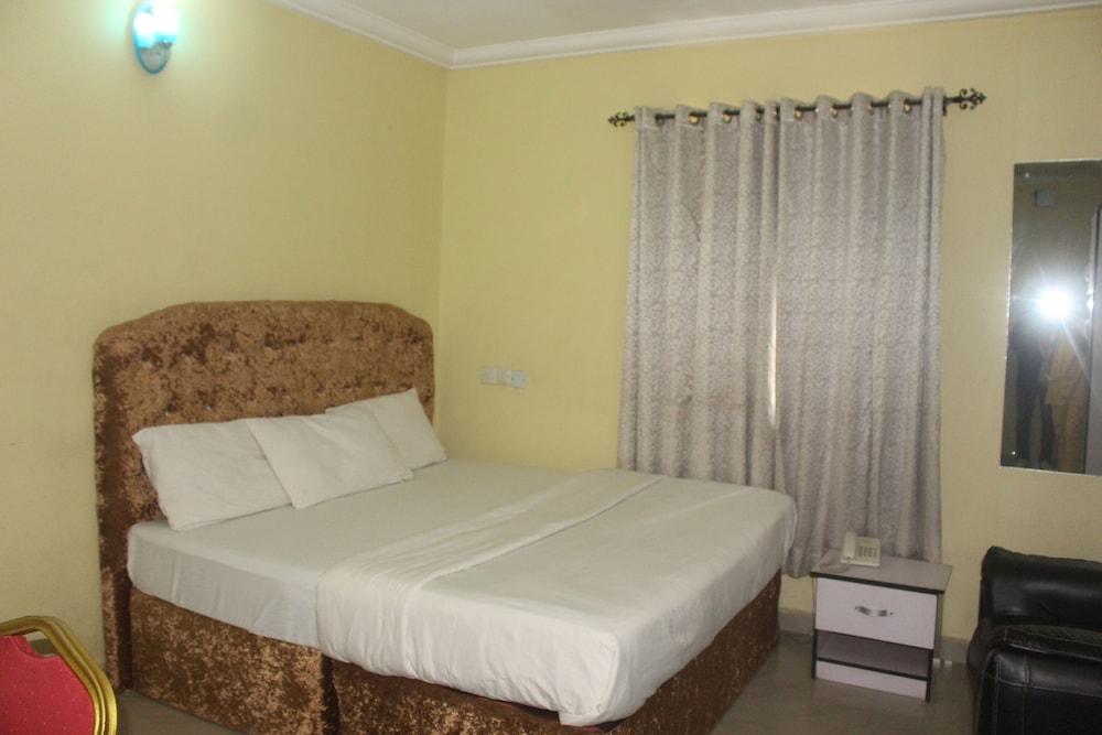 De Milton Hotel and Suites