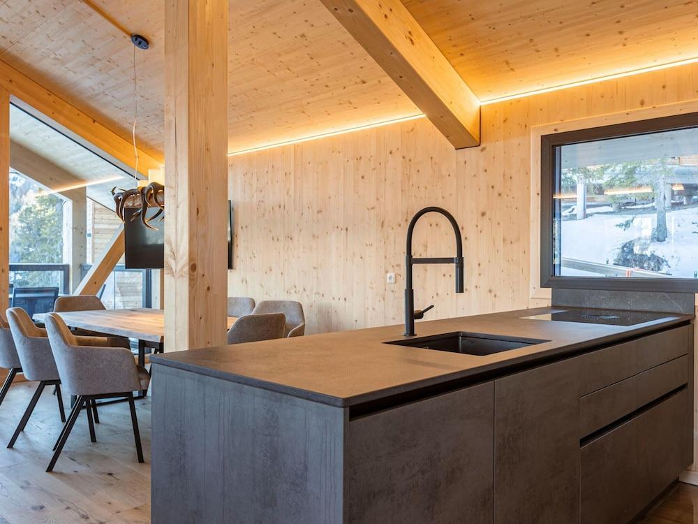 Charming Chalet With hot tub on Balcony