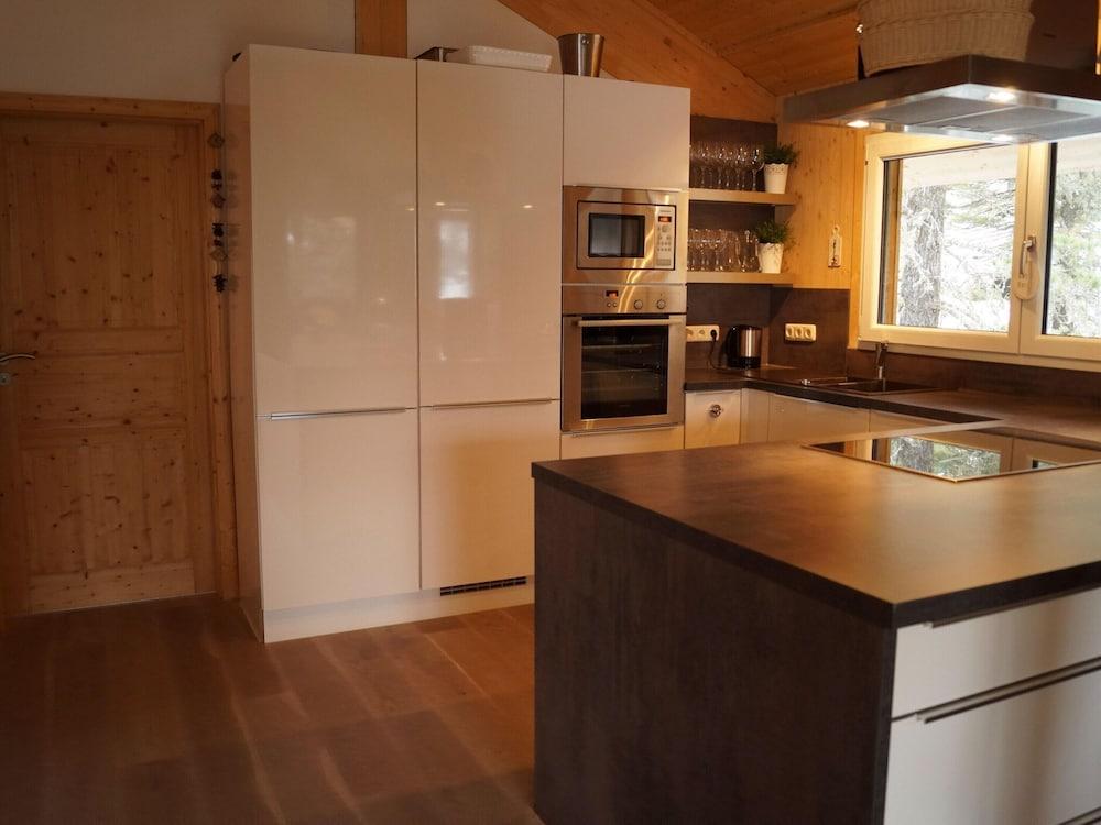 Modern Cottage With Whirlpool