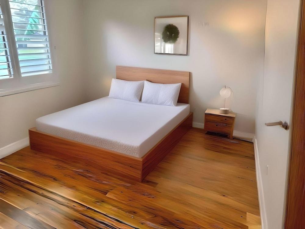 Cheerful 4 Bedroom with free Parking