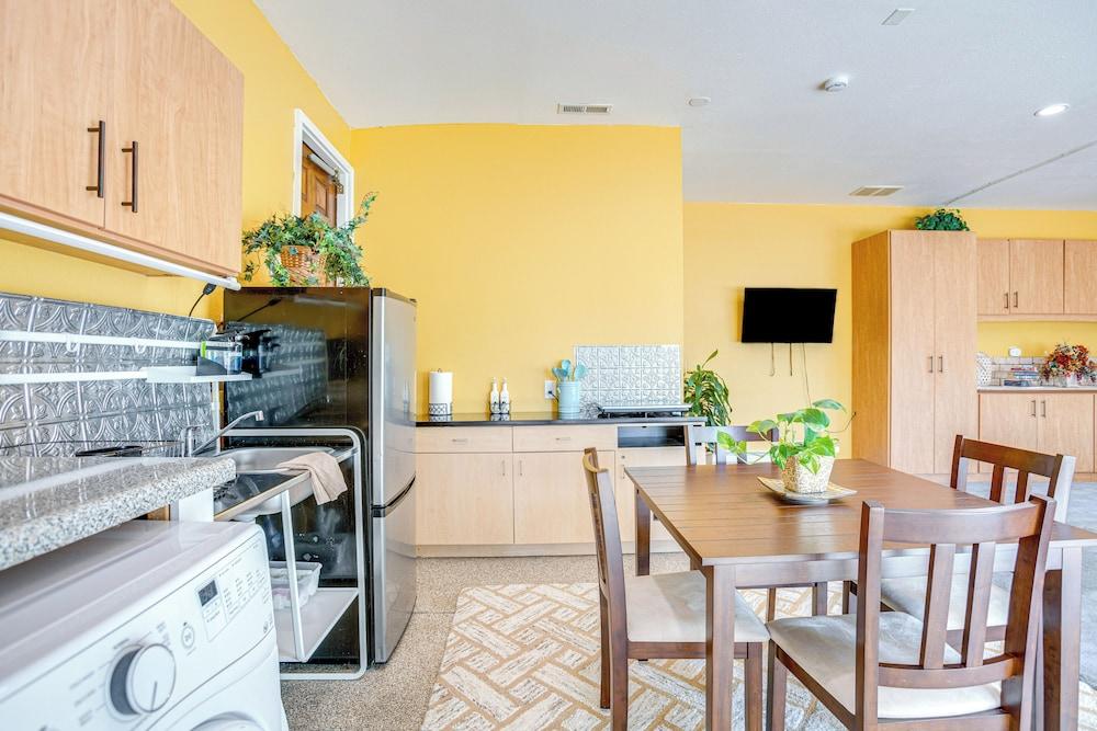 Outdoor Entertainment Area: Quiet Aurora Studio!