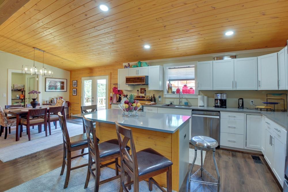 Hot Springs Cabin w/ Deck + Mountain Views!