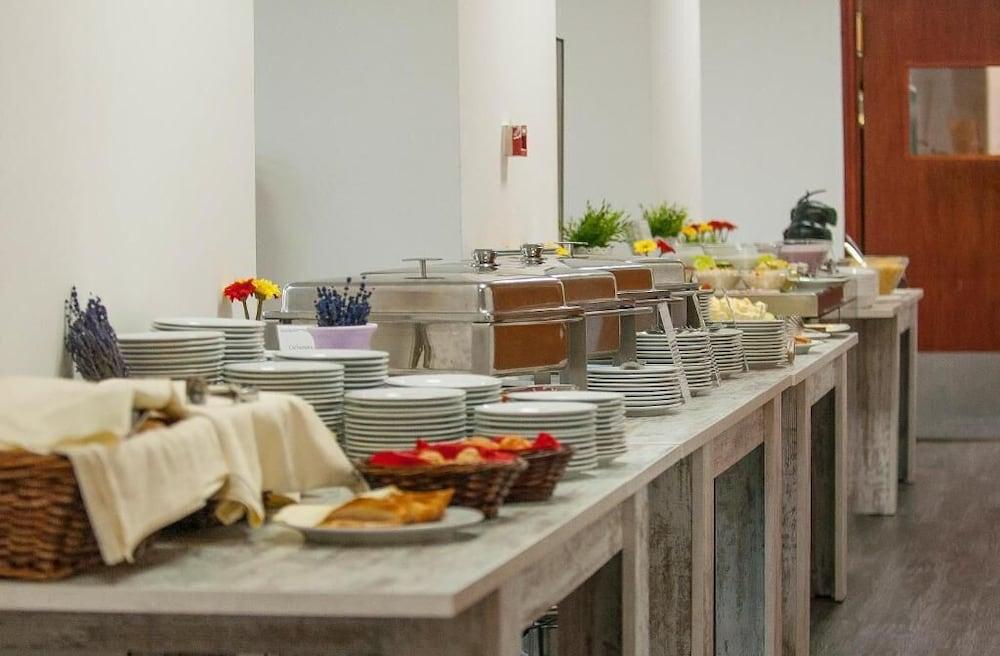 FREE PARKING, FREE BREAKFAST, only 15 minutes to City Center