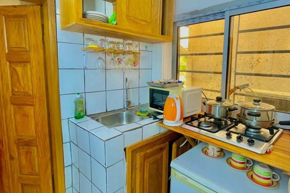 1 Bed Studio Sleeps 2 - Canal View, Parking, Wifi