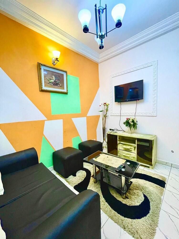 1 Bed Studio Sleeps 2 - Canal View, Parking, Wifi