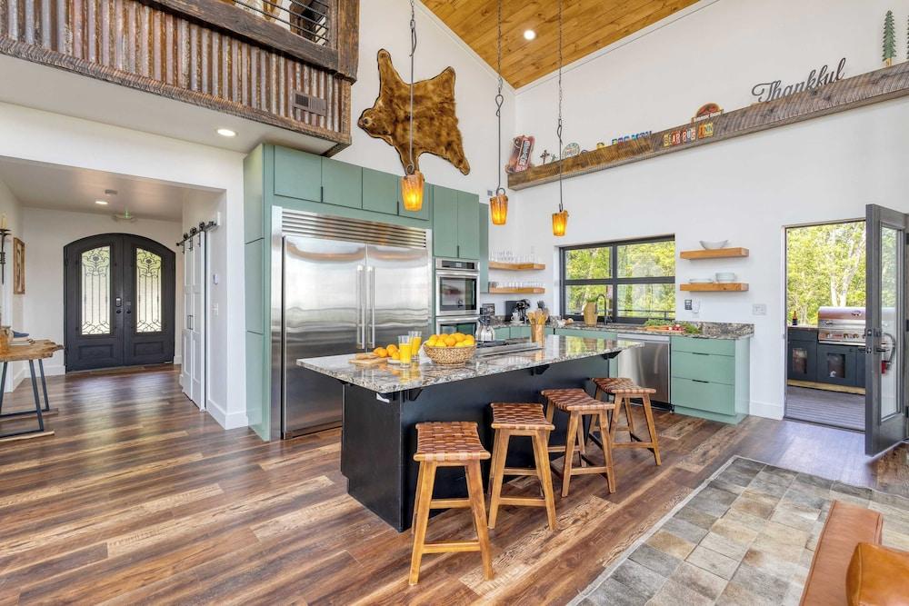 Skyline Sanctuary Indoor Pool, Game Room, Firepit, Mountain Views, Luxe Design