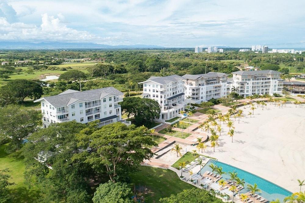 The Couples Condo by Acomodo