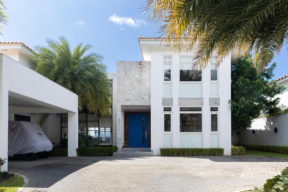 Villa Serenidad by Acomodo