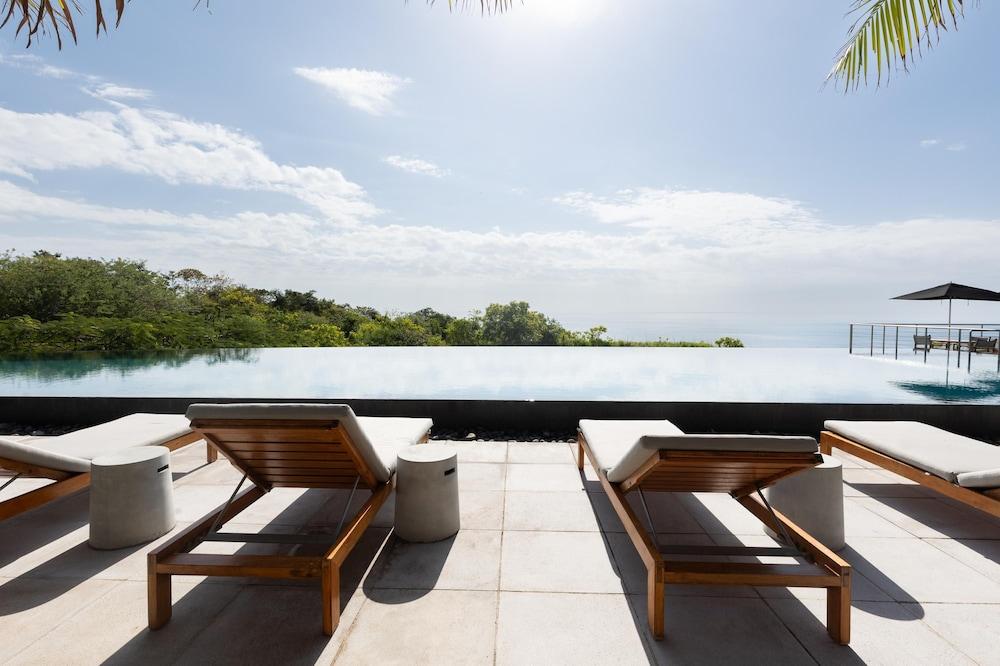 Ourfriends Condo by Acomodo