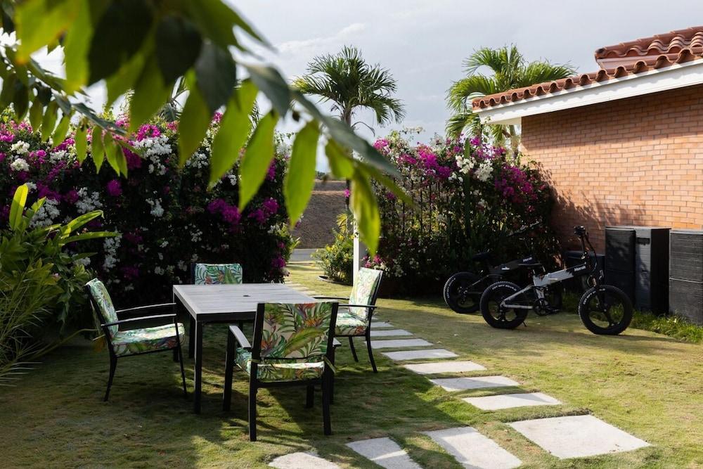 The Wow House by Acomodo