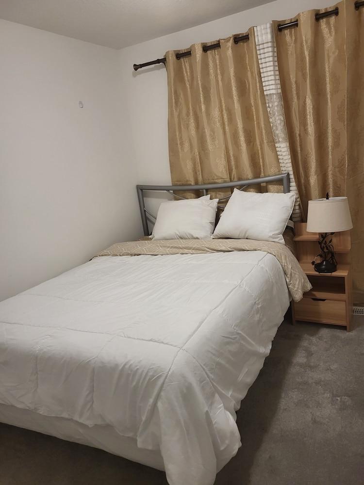 Minutes from Ottawa Airport Short-Term