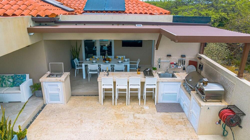 Luxury New 5 Location Pool Outdoor Kitchen