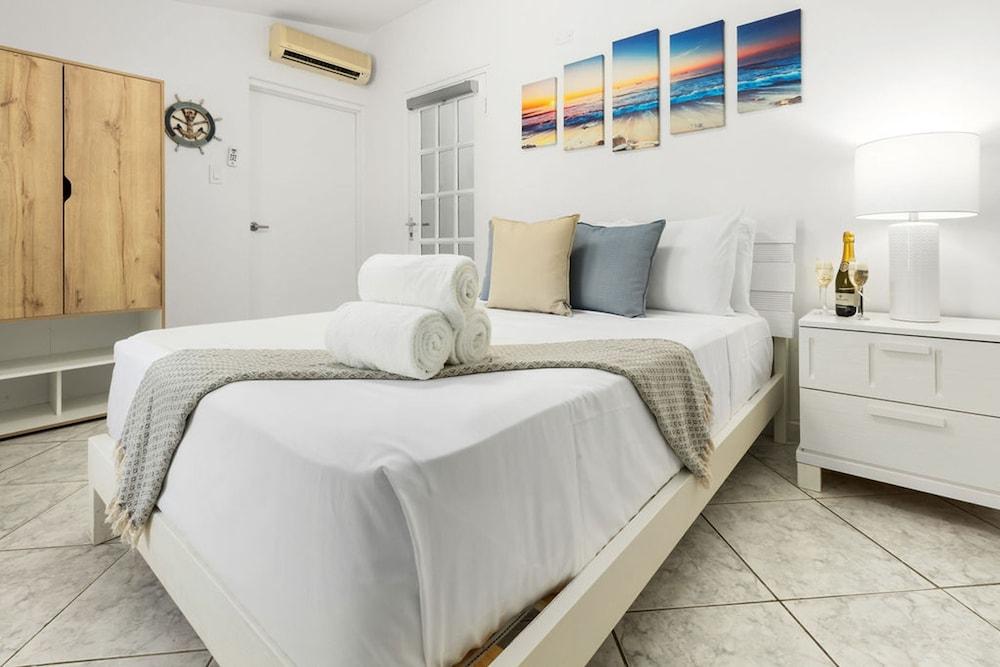 Cozy 3BR Town Home in Gated Community Palm Beach