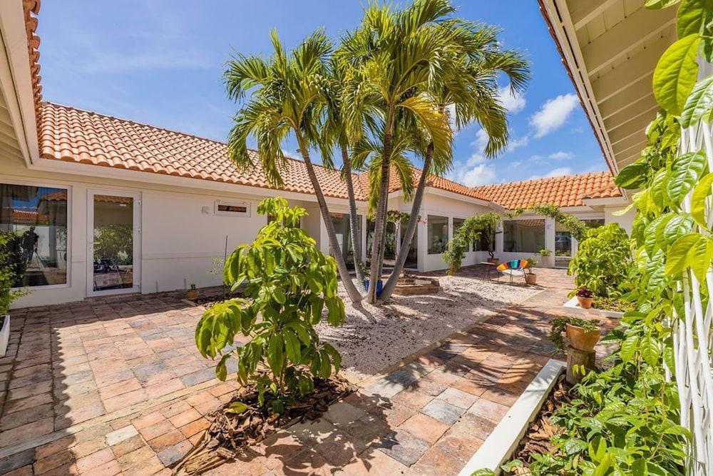 Colonial Modern Villa Sleep 14-pool Palapa Court