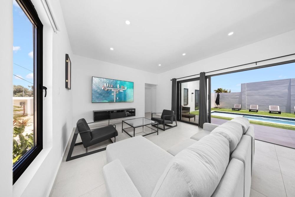 Brand NEW Villa Central Location Private Pool