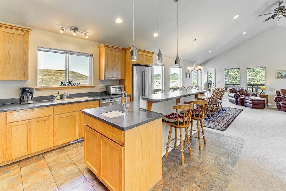 Coastal Oregon Home: Walk to Dock!