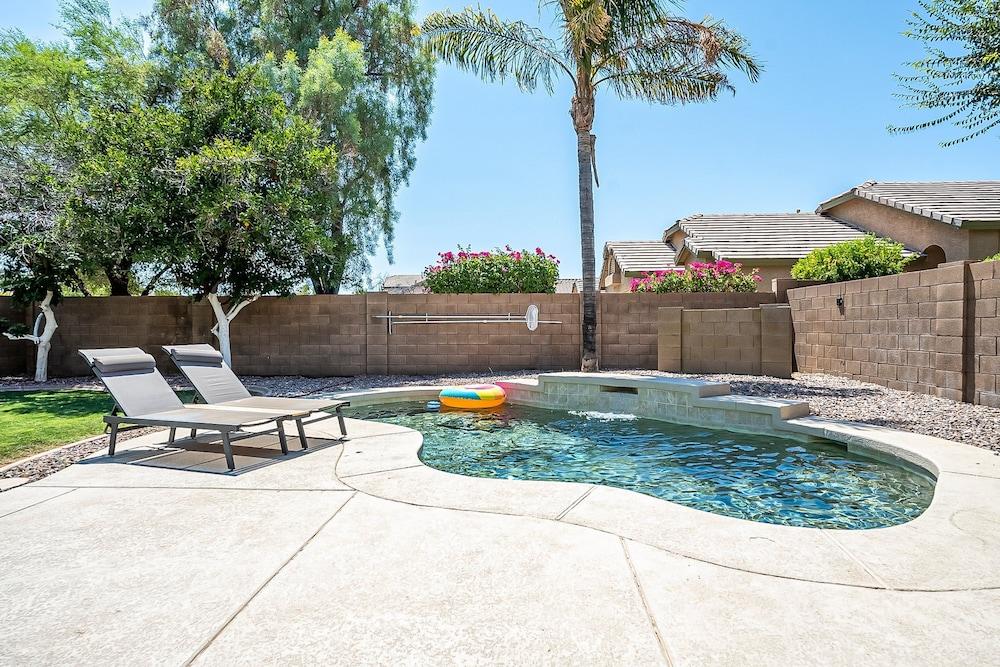 Dos Palmas - Gilbert Poolside Retreat