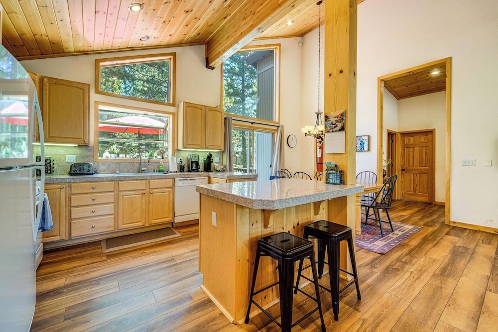 Sunny Cabin: 1 Mi to Tahoe Donner Resort!