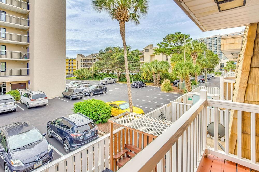 Walk to Ocean: Myrtle Beach Condo w/ Deck
