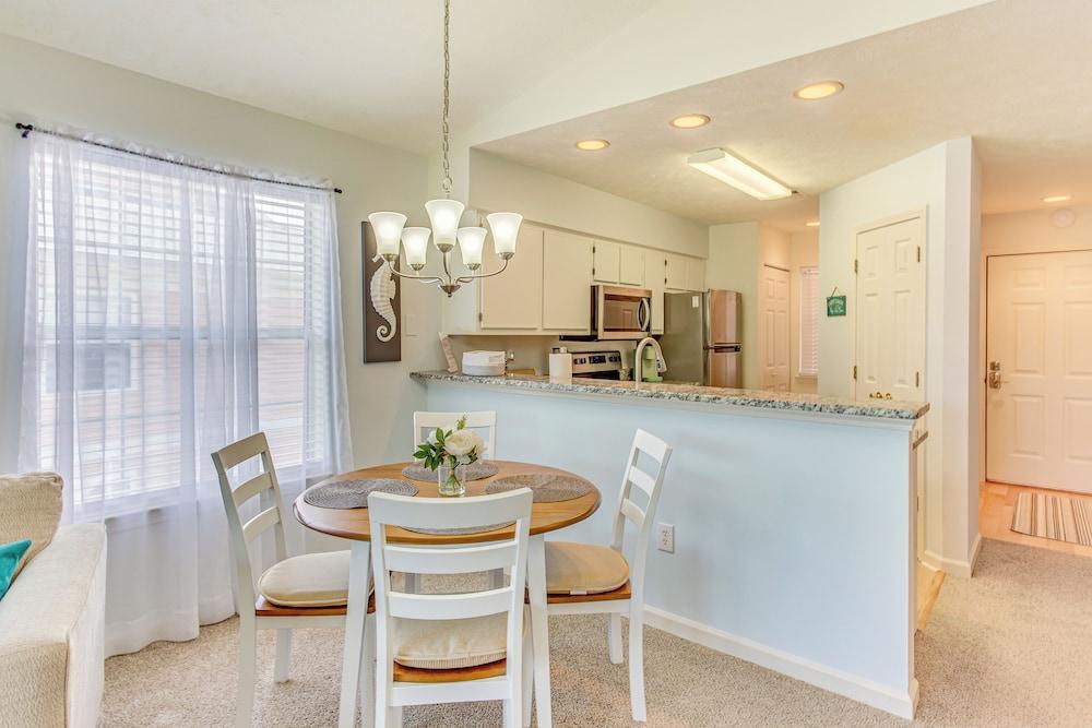 Screened Porch & Community Perks: Myrtle Beach Gem