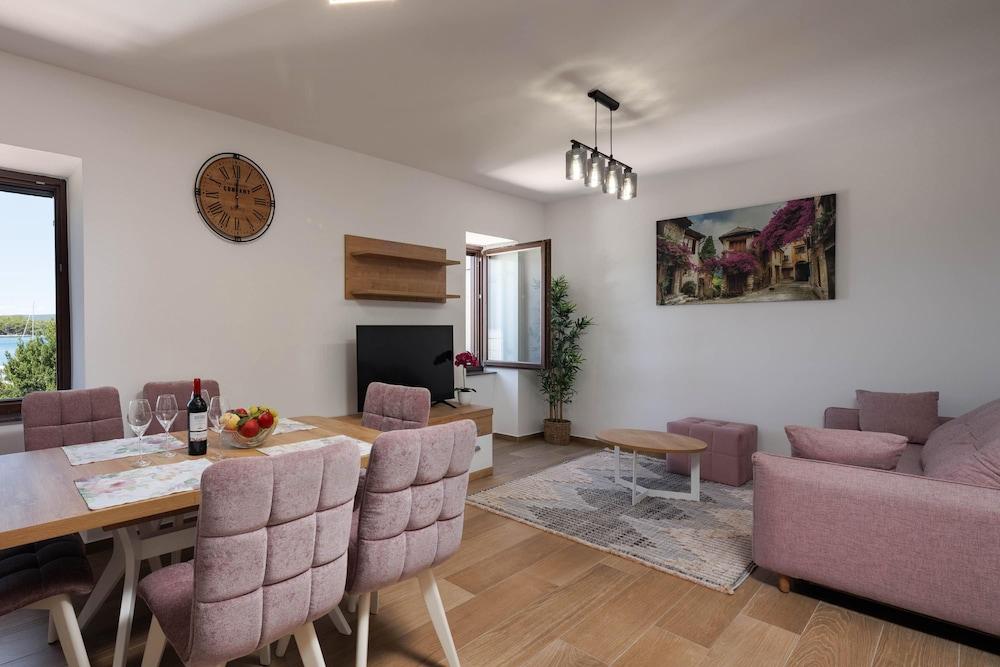 Seafront Apartment Nana 2