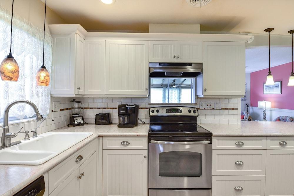 Mins From Anna Maria Island: Bright Home w/ Pool!