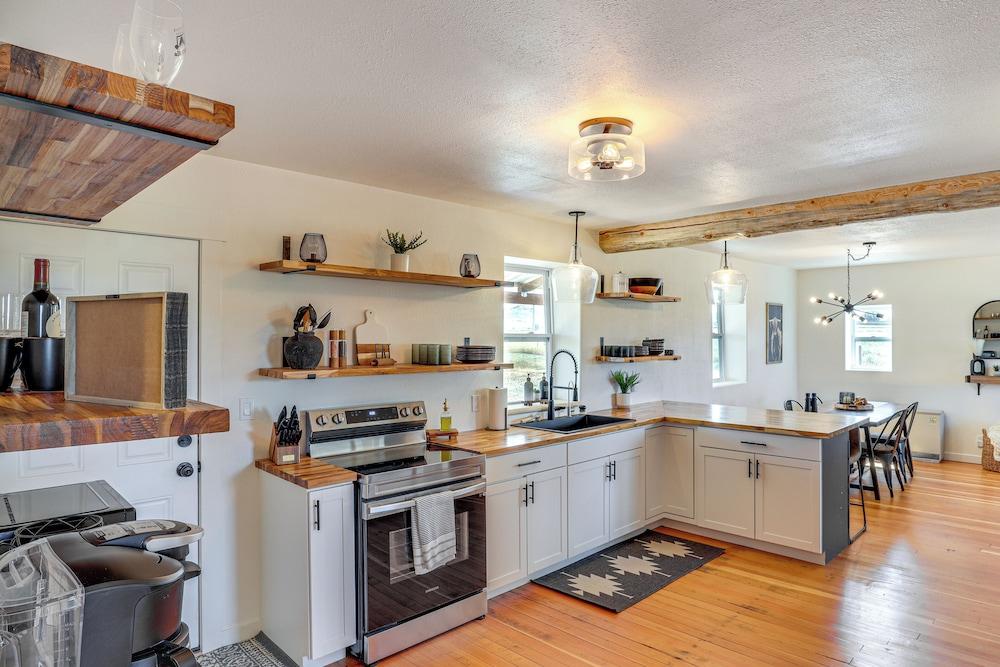 Mountain-view Log Cabin in Wyoming Wilderness
