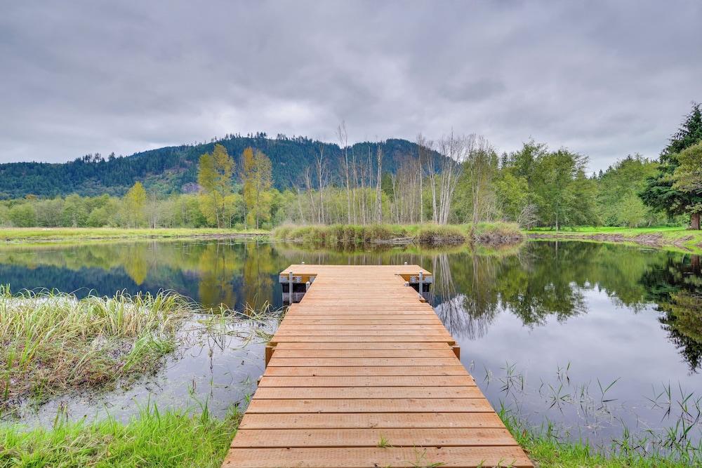 Private Pond & Indoor Pool: Grand Arlington Villa!
