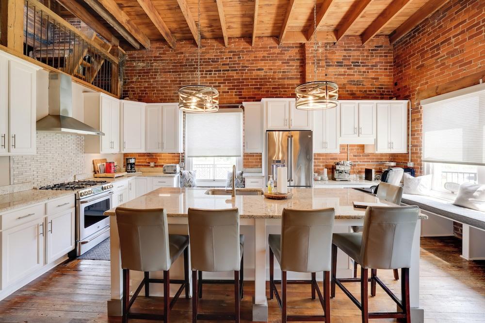 Dtwn Lynchburg Apt w/ Shared Deck: Pets Welcome!