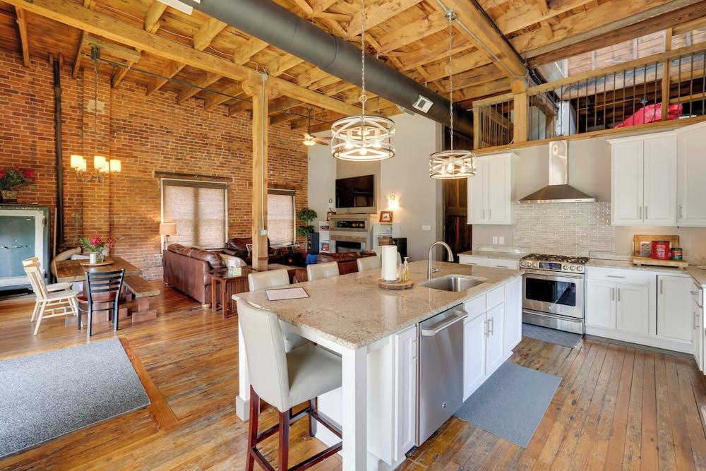 Dtwn Lynchburg Apt w/ Shared Deck: Pets Welcome!