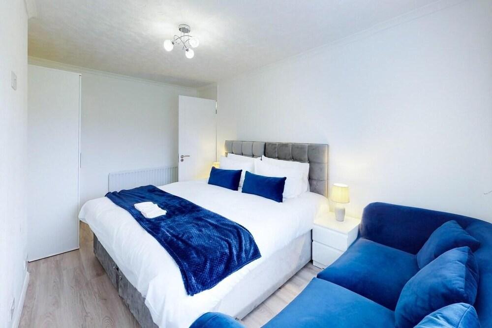 Ranworth House - Holiday Home in Bedford, Sleeps 5