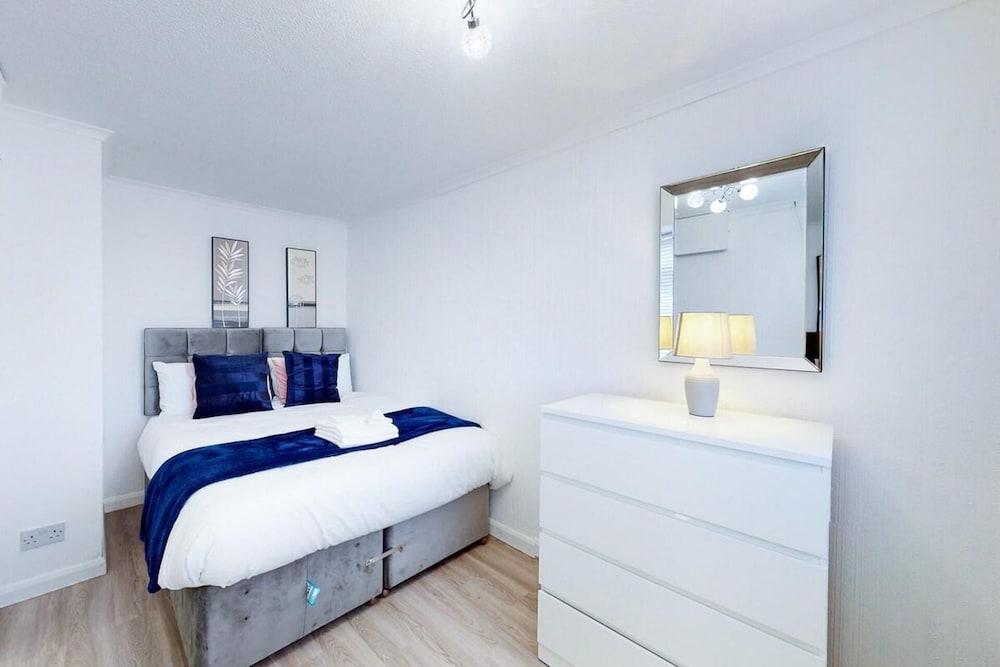 Ranworth House - Holiday Home in Bedford, Sleeps 5