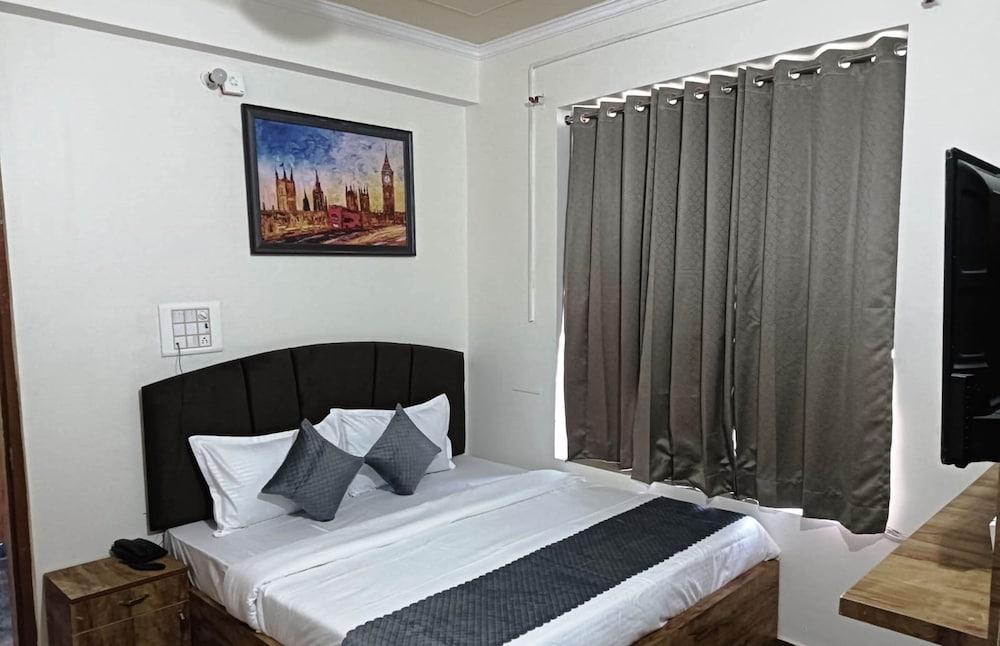 ShriGo Hotel Pushpa Residency