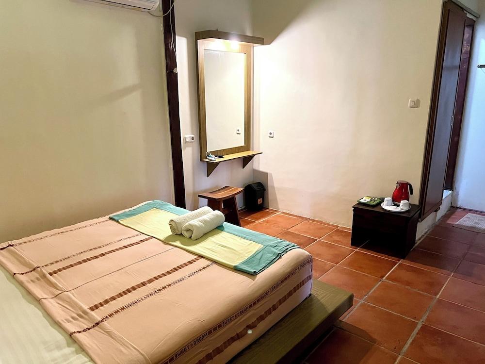 Arys lagoon bungalow & hotel