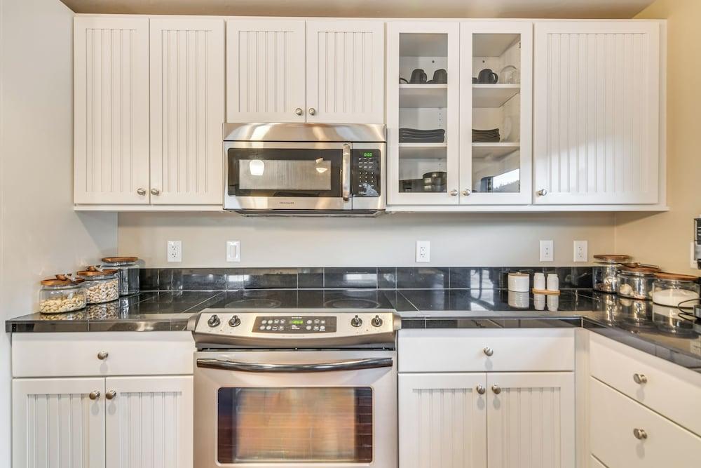 Ski-in/ski-out + Pool Access: Granby Ranch Gem